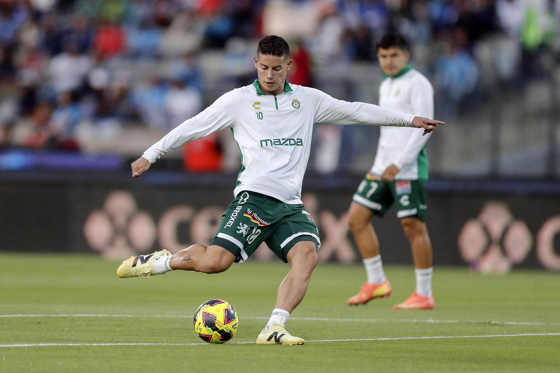 James Rodríguez de León realiza el calentamiento previo al partido por los cuartos de final del torneo Clausura 2025 de la Liga MX entre Cruz Azul y León, en el estadio Olímpico Universitario de Ciudad de México (México). EFE/ Isaac Esquivel