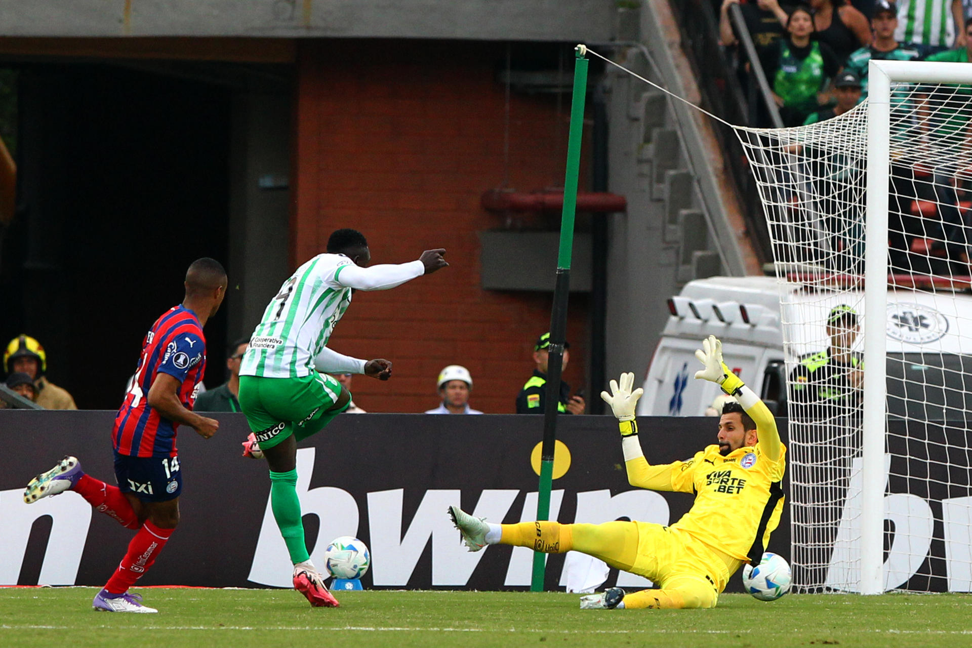 Marino Hinestroza (c), de Atlético Nacional, golpea el balón ante Marcos de Freitas, de Bahía, en un partido de la fase de grupos de la Copa Libertadores entre Atlético Nacional y Bahía, en el estadio Atanasio Girardot de Medellín (Colombia). EFE/Stringer