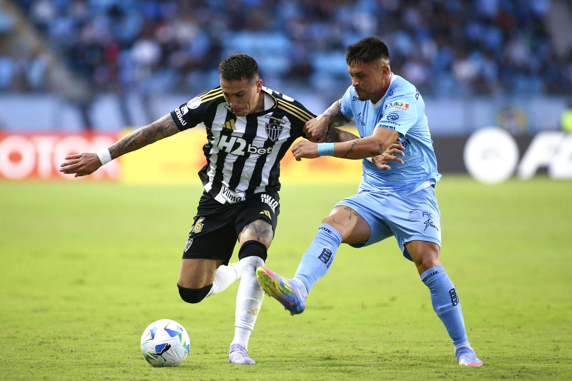 Marcelo Jorquera (d) de Iquique disputa un balón con Renzo Saravia de Mineiro en un partido de la fase de grupos de la Copa Sudamericana. EFE/ Alex Díaz