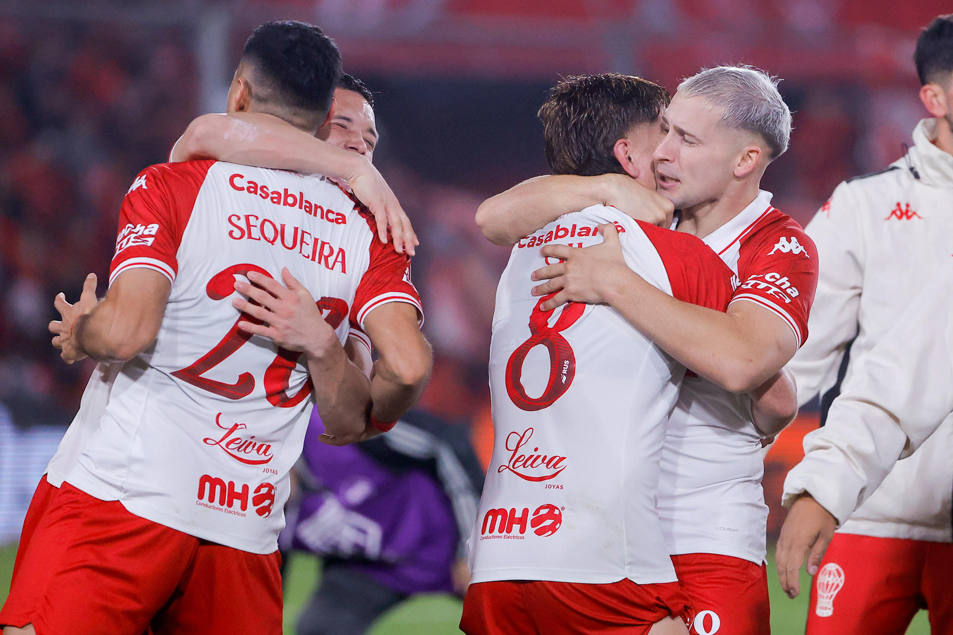 Jugadores de Huracán celebran este sábado la clasificación a la final del torneo Apertura argentino tras derrotar en una tanda de penaltis a Independiente en el estadio Libertadores de América. EFE/ Juan Ignacio Roncoroni