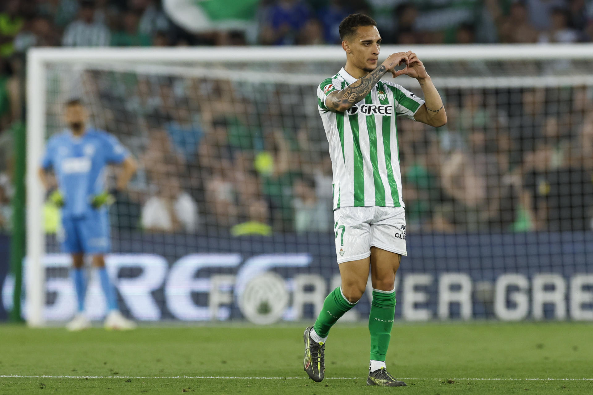 El brasileño Antony salva al Betis y la Roma del argentino Soule arranca con triunfó