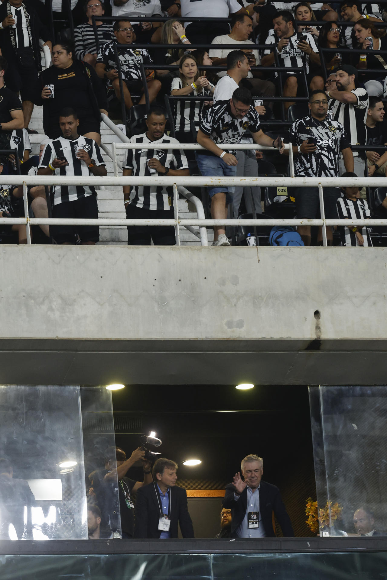 El entrenador Carlo Ancelotti (abajo), seleccionador de Brasil observó el partido de la fase de grupos de la Copa Libertadores entre Botafogo y Universidad de Chile en el estadio Olímpico Nilton Santos en Río de Janeiro. EFE/ Antonio Lacerda