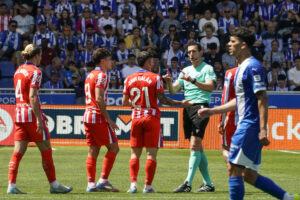 Julián Álvarez y Javi Galán hablan con el árbitro durante el partido. EFE/ L. Rico