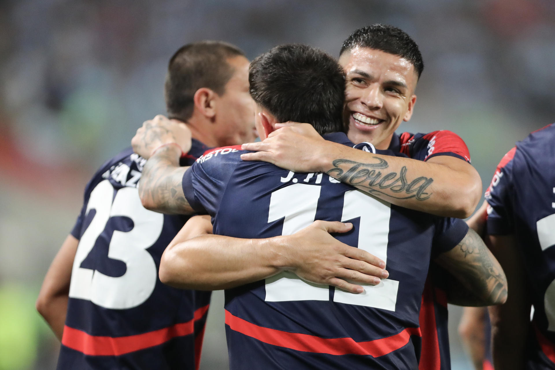 Juan Iturbe (c) de Cerro celebra su gol en un partido de la fase de grupos de la Copa Libertadores. EFE/ Paolo Aguilar