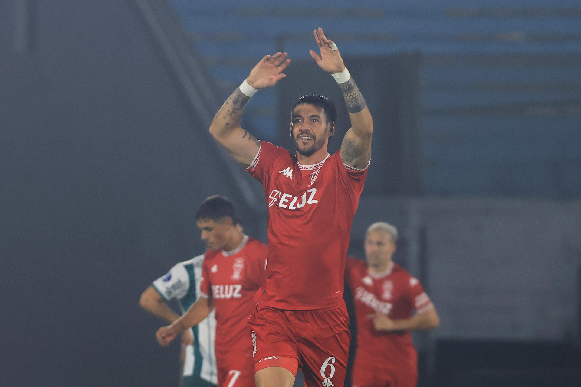 Fabio Pereyra de Huracán celebra tras anotar un gol en un partido de la fase de grupos de la Copa Sudamericana. EFE/ Gastón Britos