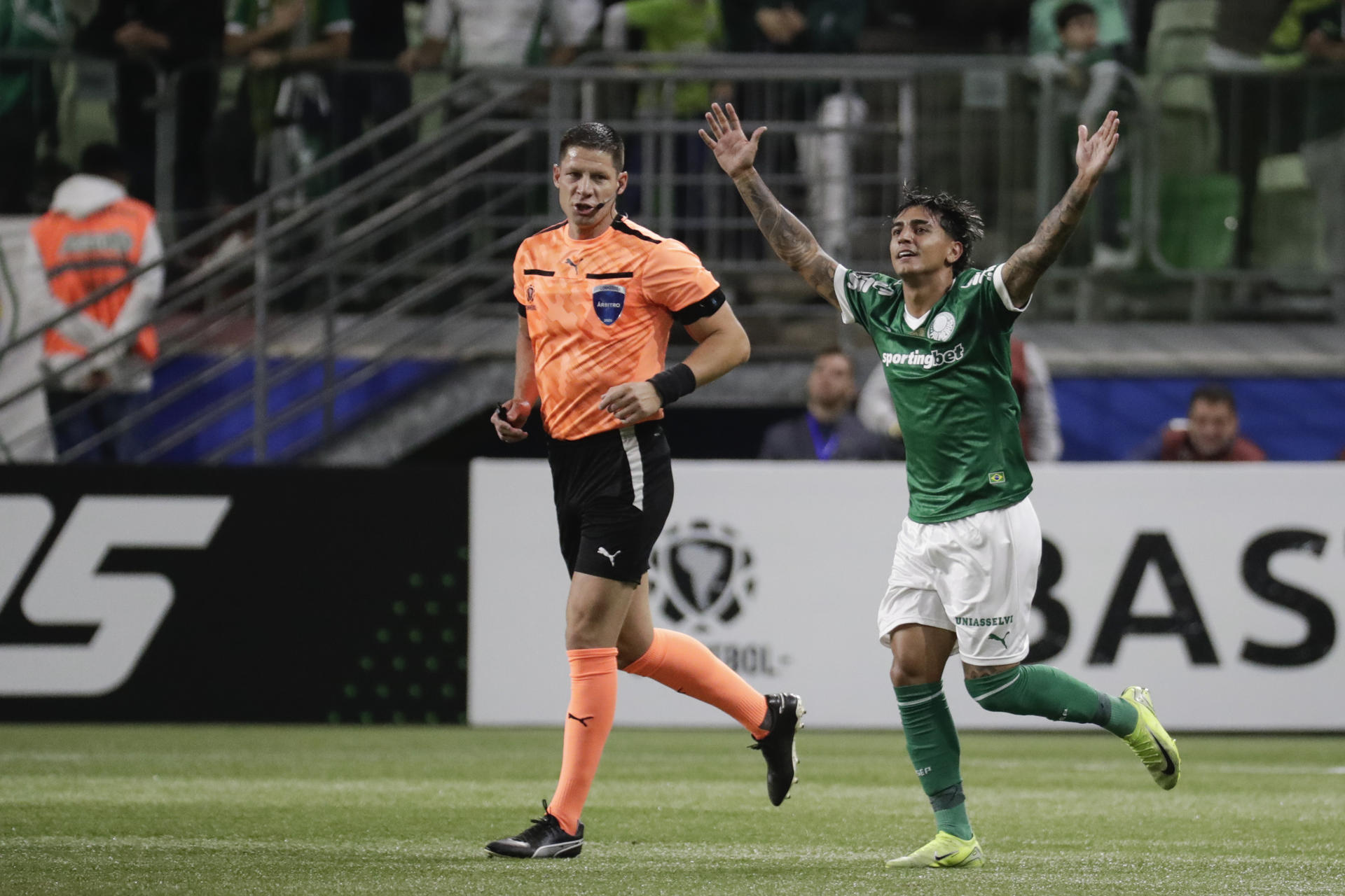 El uruguayo Facundo Torres, de Palmeiras, celebra su gol ante el Bolívar en el estadio Allianz Parque en Sao Paulo. EFE/ Sebastiao Moreira