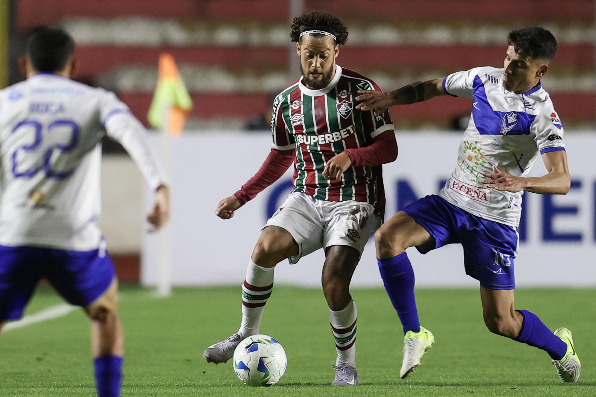 Fernando Arismendi (d), de San José, disputa un balón con Claudio Rodrigues, de Fluminense, en partido de la Copa Sudamericana en el estadio Hernando Siles en La Paz (Bolivia). EFE/ Luis Gandarillas