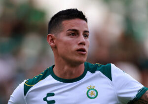 James Rodríguez de León calienta previo a un partido de la jornada 17 del torneo Clausura 2025 de la Liga MX entre León y Monterrey, en el estadio León en la ciudad de León (México). Imagen de archivo. EFE/ Luis Ramírez