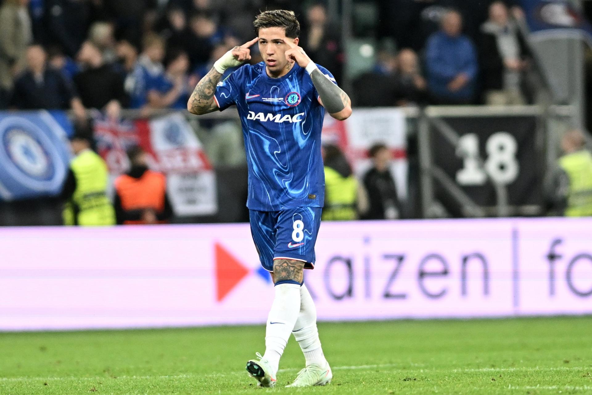 El centrocampista argentino del Chelsea, Enzo Fernández (i), durante el encuentro correspondiente a la final de la Liga de Conferencia que disputan hoy miércoles Chelsea y Betis en el Tarczynski Arena de Breslávia.  EFE/EPA/Jakub Kaczmarczyk