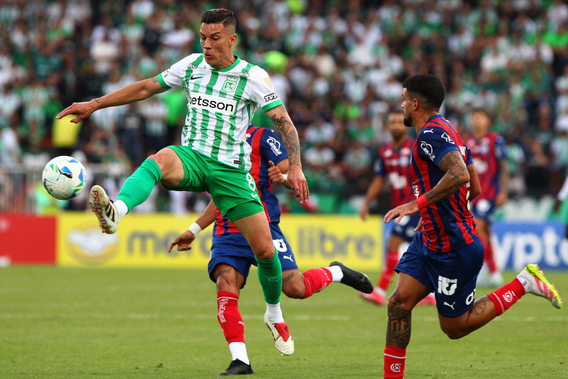 . MEDELLÍN (COLOMBIA), 14/05/2025.- Mateus Uribe (i) de Atlético Nacional controla el balón este miércoles, en un partido de la fase de grupos de la Copa Libertadores entre Atlético Nacional y Bahía, en el estadio Atanasio Girardot de Medellín (Colombia). EFE/ Stringer