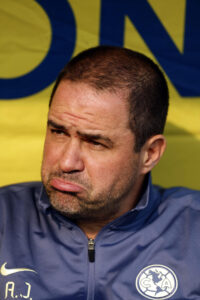 Imagen de archivo del entrenador de América, Andre Soares. EFE/ Sáshenka Gutiérrez