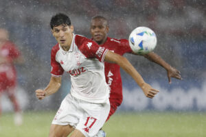 Gabriel Alanís de Huracán disputa un balón ante el América de Cali. EFE/ Ernesto Guzmán Jr.