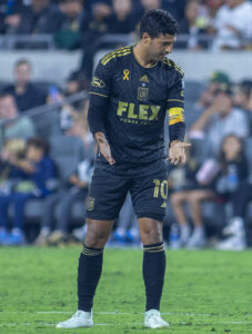 Fotografía del mexicano Carlos Vela, quien este martes anunció su retirada del fútbol después de hacer época en Los Angeles FC. EFE/ Phillip Kim