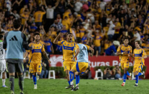 Joaquim Pereira (c) de Tigres celebra un gol frente a Necaxa este domingo, durante el partido de vuelta por los cuartos de final del torneo Clausura 2025 de la Liga MX entre Tigres y Necaxa, en el estadio Universitario de la ciudad de Monterrey (México). EFE/ Miguel Sierra