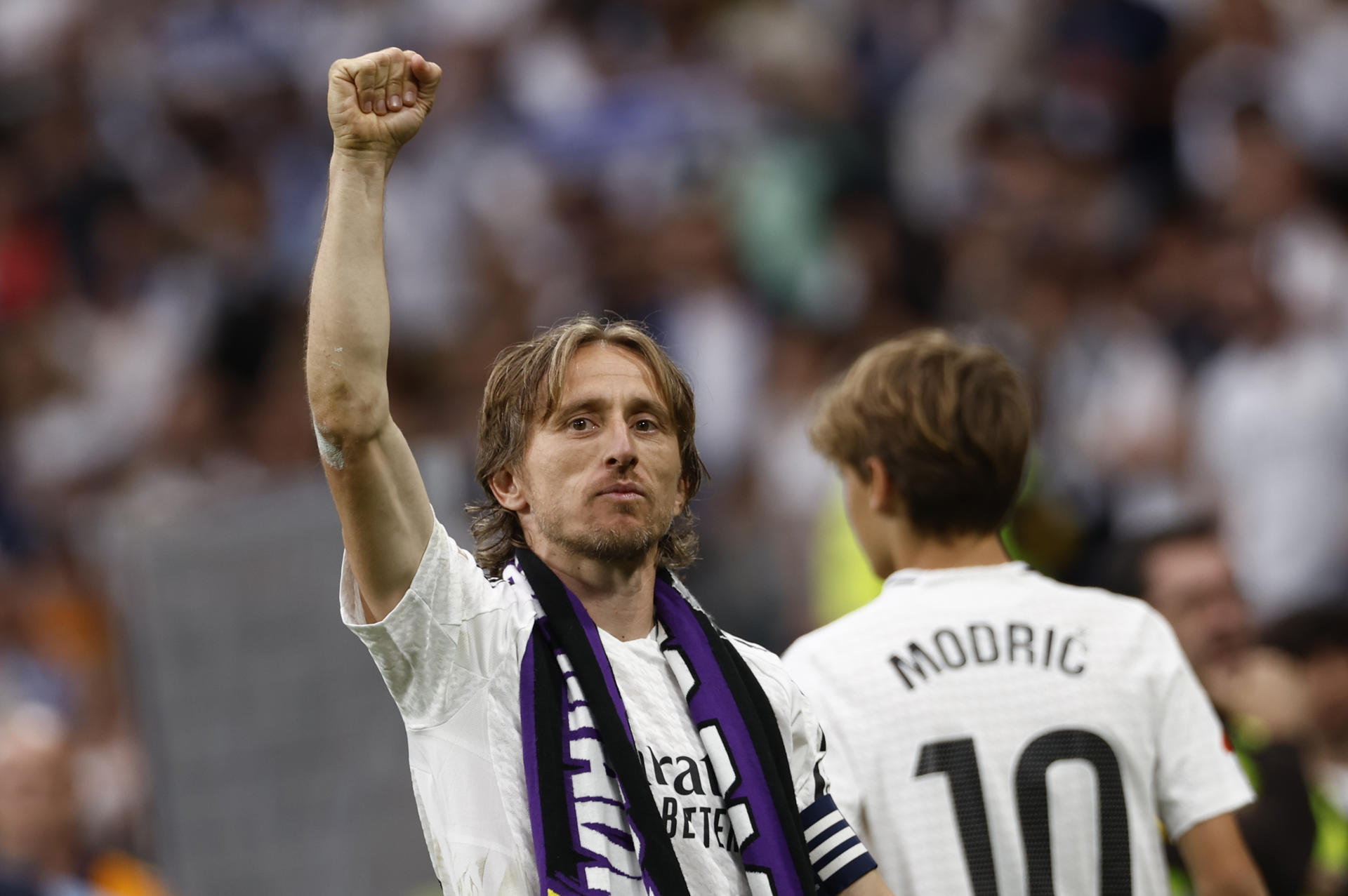 El centrocampista croata del Real Madrid Luka Modrić es homenajeado tras su último partido en el Santiago Bernabéu al término del encuentro de la jornada 38 de LaLiga EA Sports entre Real Madrid y Real Sociedad celebrado este sábado en el estadio Santiago Bernabéu de Madrid. EFE/ Daniel González