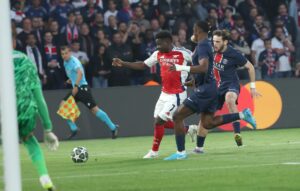 El extremo del Arsenal Bukayo Saka (I) en acción ante el defensa del PSG Willian Pacho (C) y el extremo Khvicha Kvaratskhelia, del PSG, durante el partido de vuelta de semifinales de la UEFA Champions League en París. EFE/EPA/MOHAMMED BADRA