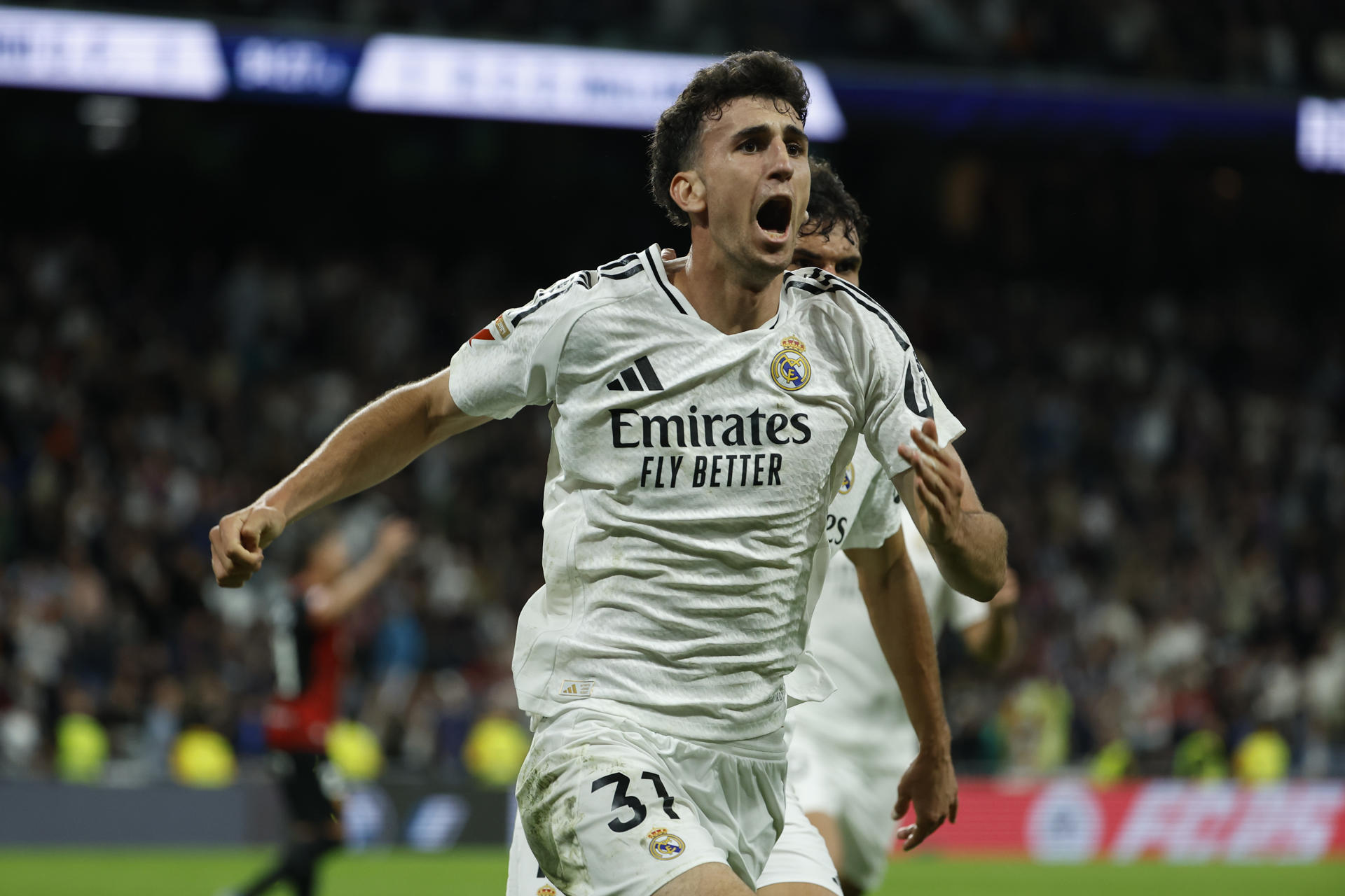 El defensa del Madrid Jacobo Ramón celebra tras marcar el segundo gol ante el Mallorca, durante el partido de LaLiga de fútbol que Real Madrid y RCD Mallorca disputaron en el estadio Santiago Bernabéu. EFE/Chema Moya