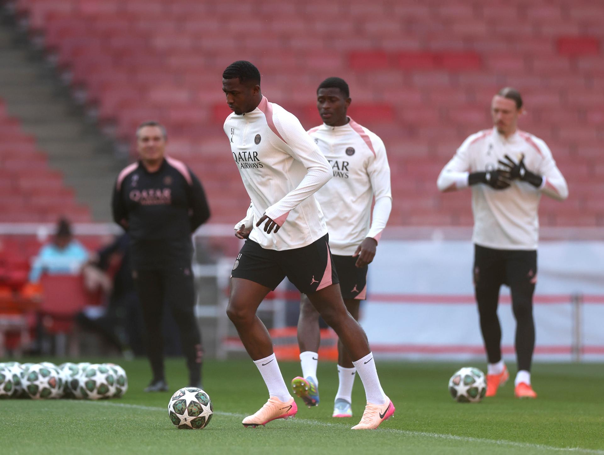 Willian Pacho (I) del PSG en una sesión de entrenamiento de su equipo. EFE/EPA/NEIL HALL