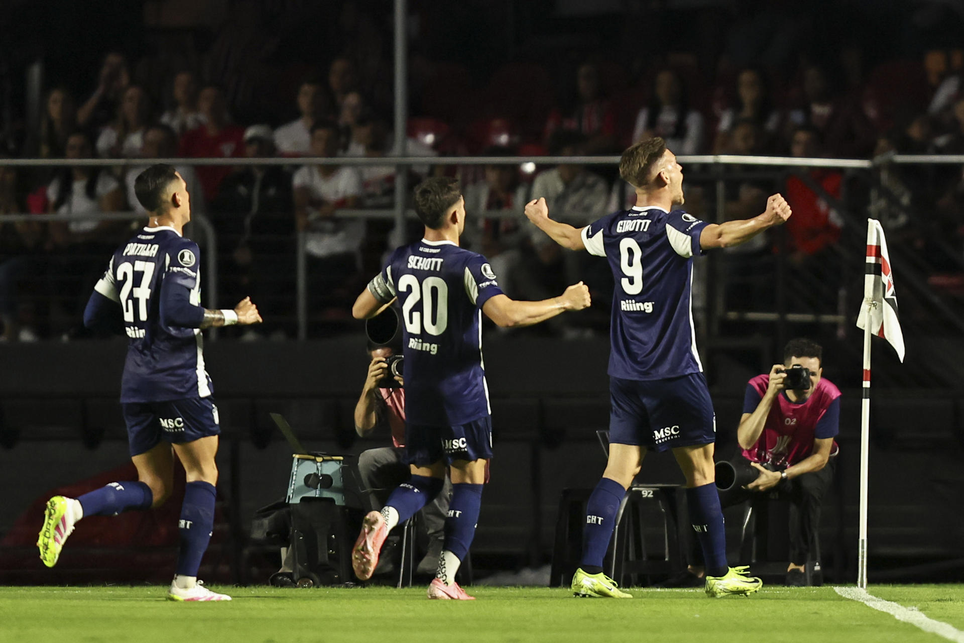 El argentino Federico Girotti (d) de Talleres de Córdoba celebra su gol este martes, en un partido de la última jornada de la fase de grupos de la Copa Libertadores con Sao Paulo en el estadio Morumbi. EFE/ Isaac Fontana