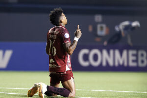 Kevin Peralta de Mushuc Runa celebra la victoria sobre Palestino en el partido de la última jornada de la fase de grupos de la Copa Sudamericana jugado en el estadio Bicentenario de La Florida en Santiago. EFE/ Elvis González.
