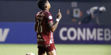 Kevin Peralta de Mushuc Runa celebra la victoria sobre Palestino en el partido de la última jornada de la fase de grupos de la Copa Sudamericana jugado en el estadio Bicentenario de La Florida en Santiago. EFE/ Elvis González.