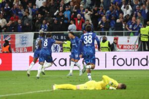 Los jugadores del Chelsea celebran el gol de Jadon Sancho durante el encuentro correspondiente a la final de la Liga de Conferencia que disputan hoy miércoles Chelsea y Betis en el Tarczynski Arena de Breslávia EFE/EPA/Pawel Jaskolka