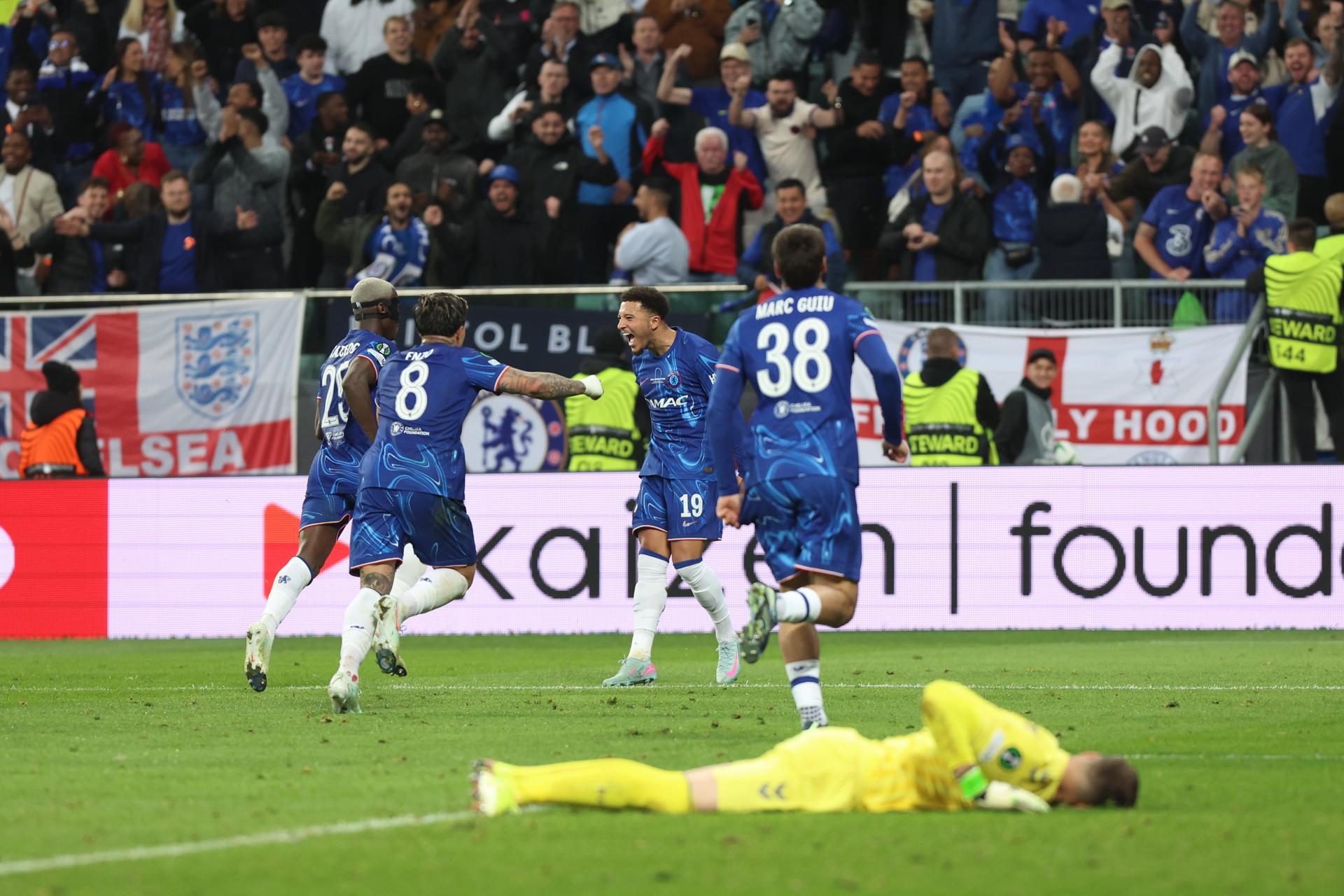 Los jugadores del Chelsea celebran el gol de Jadon Sancho durante el encuentro correspondiente a la final de la Liga de Conferencia que disputan hoy miércoles Chelsea y Betis en el Tarczynski Arena de Breslávia EFE/EPA/Pawel Jaskolka