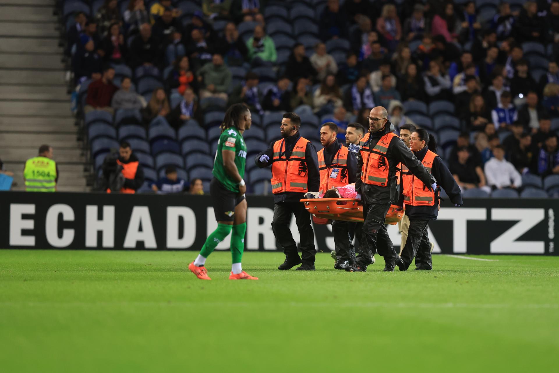 El portero del Moreirense Kevin Silva es retirado del campo en camilla. EFE/EPA/JOSÉ COELHO