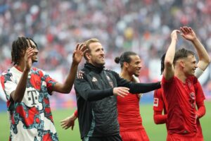 El delantero del Bayern Múnich Harry Kane (c) junto a sus compñaeros durante el partido de la Bundesliga que jugaron Bayern Munich y Leipzig, Alemania. EFE/EPA/Filip Singer