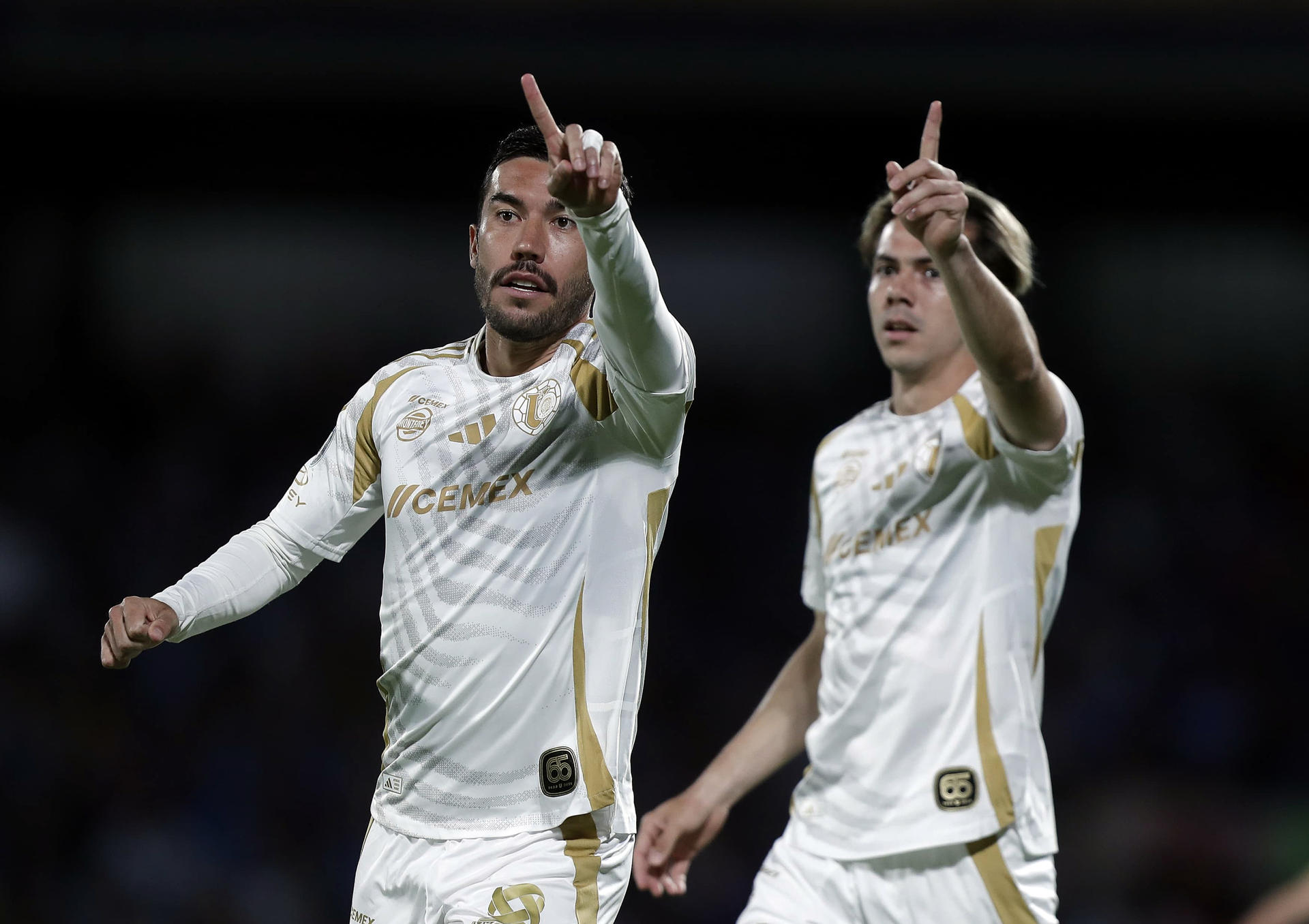 Juan Pablo Vigón (i) y Francisco Córdova de Tigres reaccionan este jueves, en un partido de vuelta de la semifinal de la Copa Concacaf entre Cruz Azul y Tigres en el estadio Olímpico Universitario de Ciudad de México (México). EFE/ Isaac Esquivel