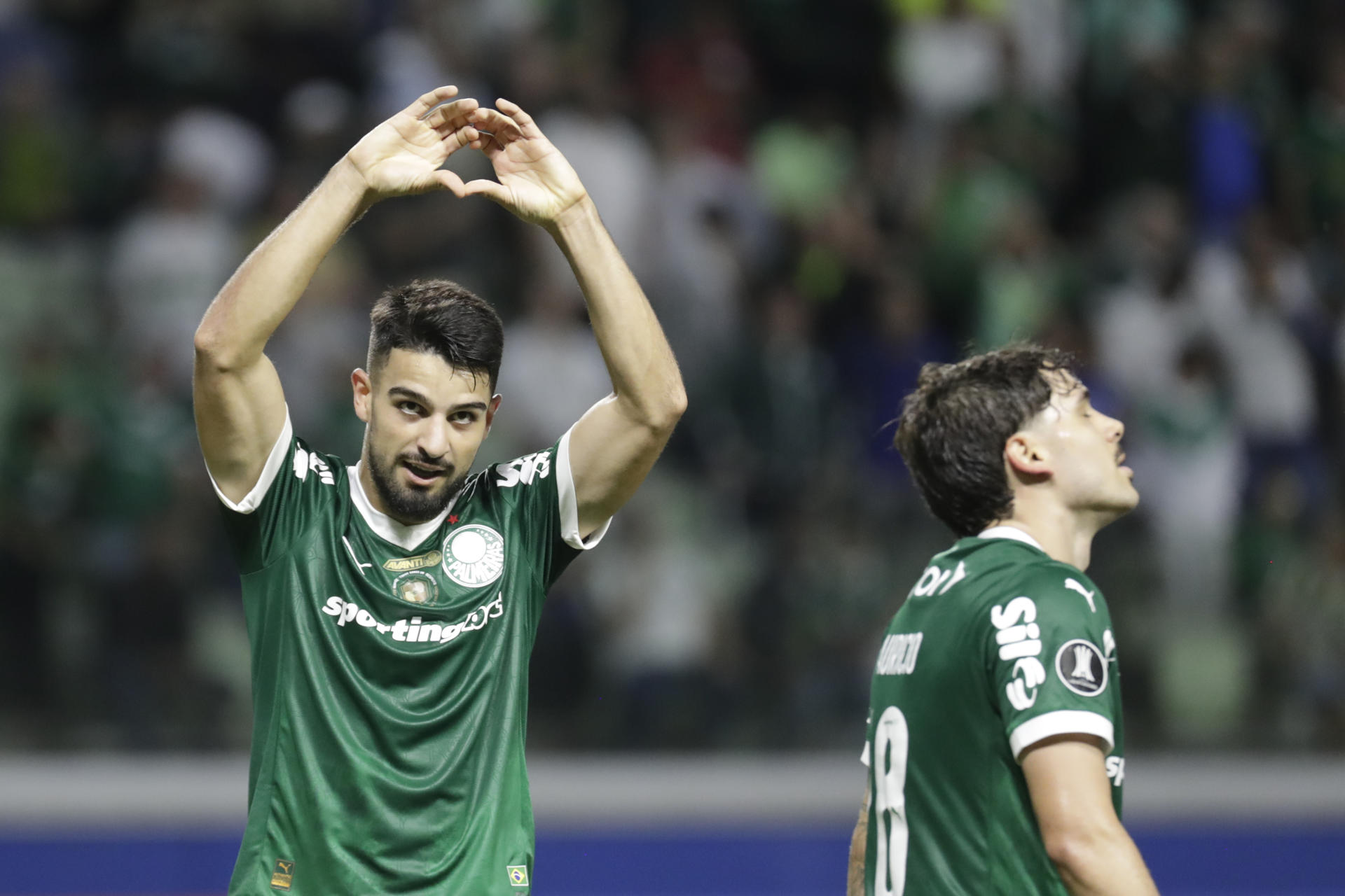 José Manuel López (i), de Palmeiras, celebra su gol en un partido de la fase de grupos de la Copa Libertadores entre Palmeiras y Sporting Cristal en el estadio Allianz Parque en Sao Paulo (Brasil). EFE/ Sebastiao Moreira