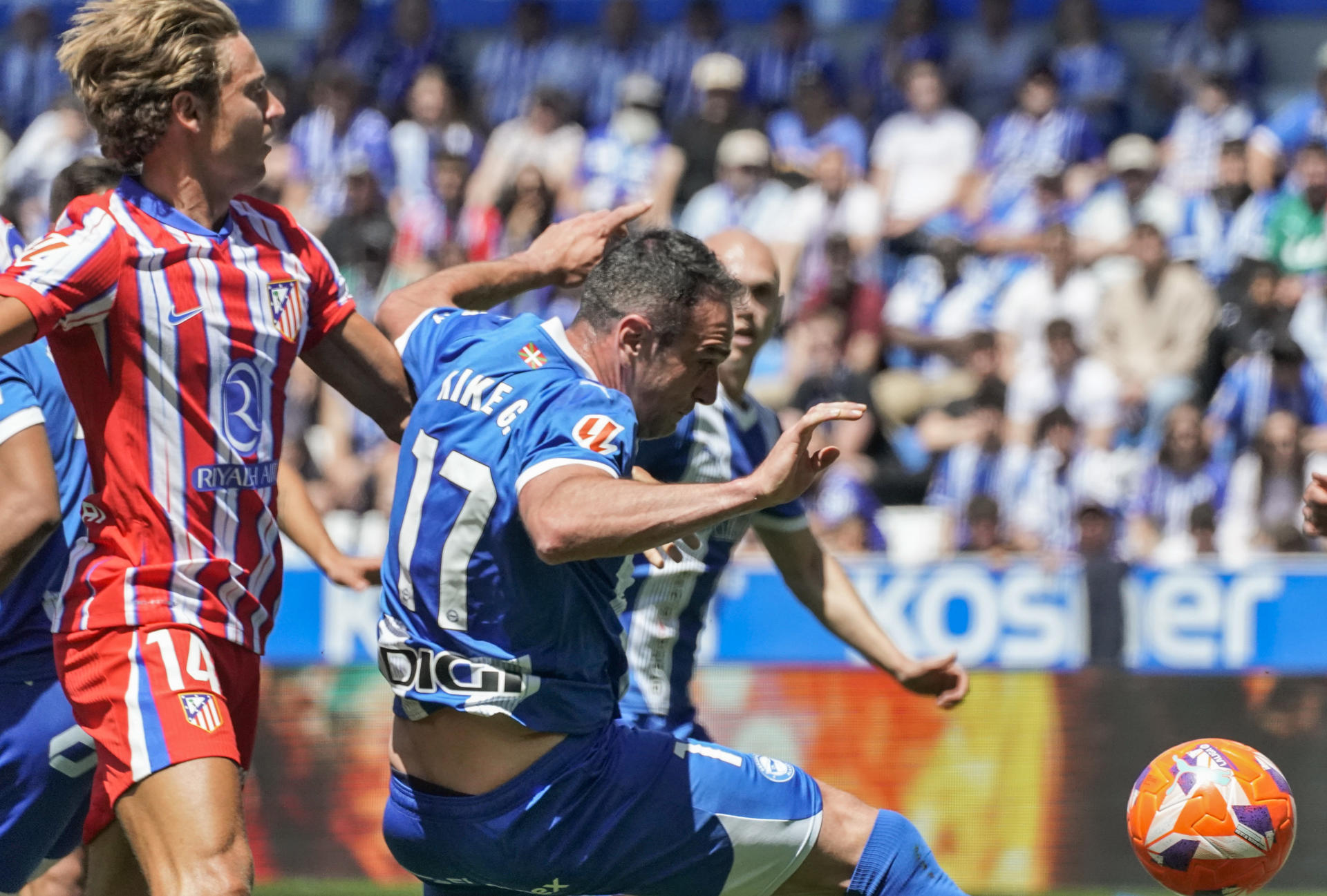 Marcos Llorente (i), del Atlético de Madrid, lucha por el balón con Kike García , del Deportivo Alavés, durante el partido de LaLiga que enfrentó a sus equipos en el estadio de Mendízorrotza en Vitoria-Gasteiz. EFE/ L. Rico