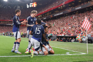 Los jugadores del Manchester United celebran el primer gol de su equipo durante el partido de ida de las semifinales de la Liga Europa frente al Athletic Club, en San Mamés. EFE/Luis Tejido.