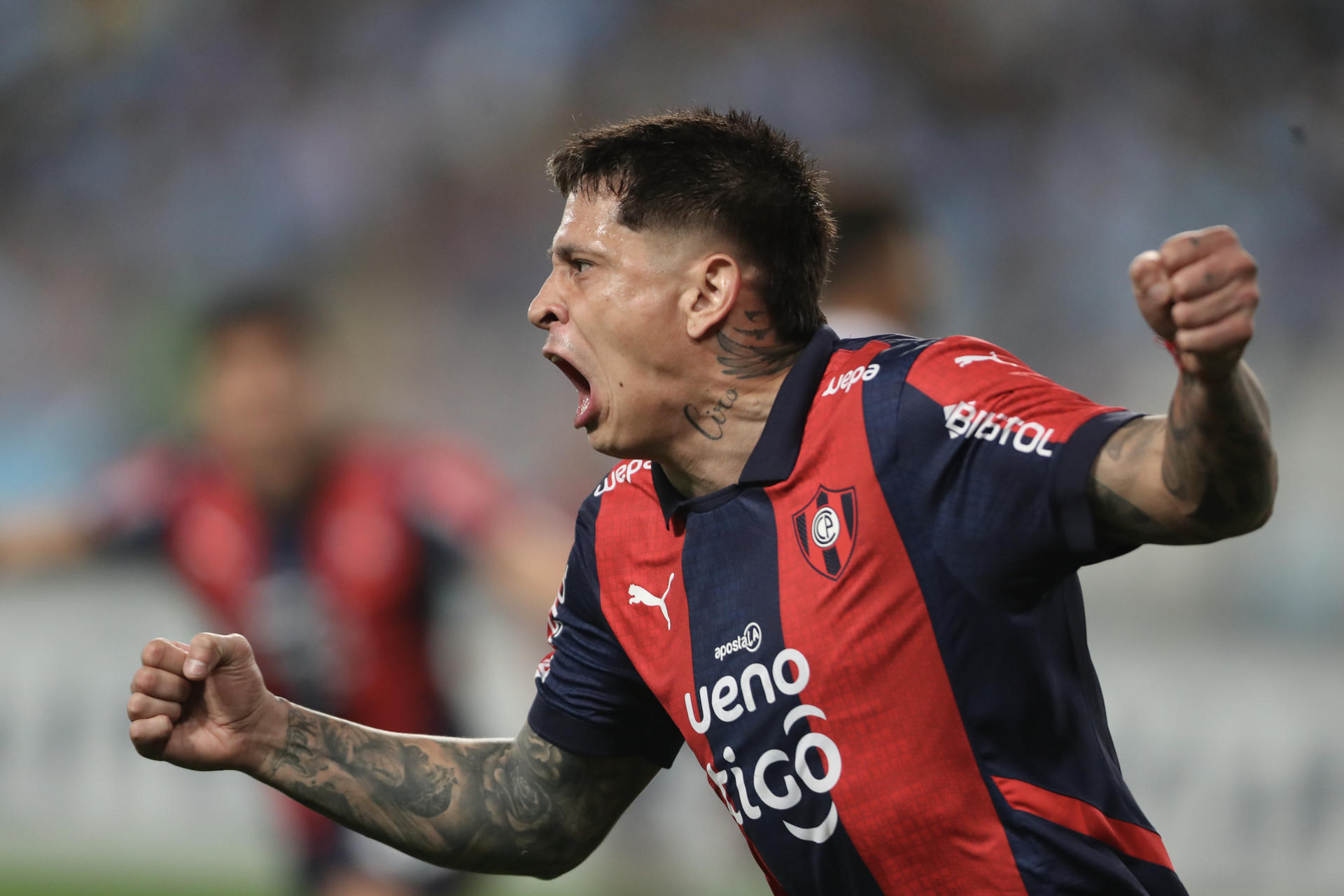 Juan Iturbe de Cerro celebra su gol en un partido de la fase de grupos de la Copa Libertadores . EFE/ Paolo Aguilar