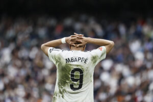El delantero del Real Madrid Kylian Mbappé en el estadio Santiago Bernabéu en Madrid este domingo en foto de archivo de Blanca Millez. EFE