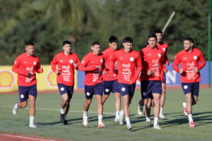Jugadores de la Selección de Paraguay participan este jueves en un entrenamiento en el Centro de Alto Rendimiento en Ypané. EFE/ Juan Pablo Pino