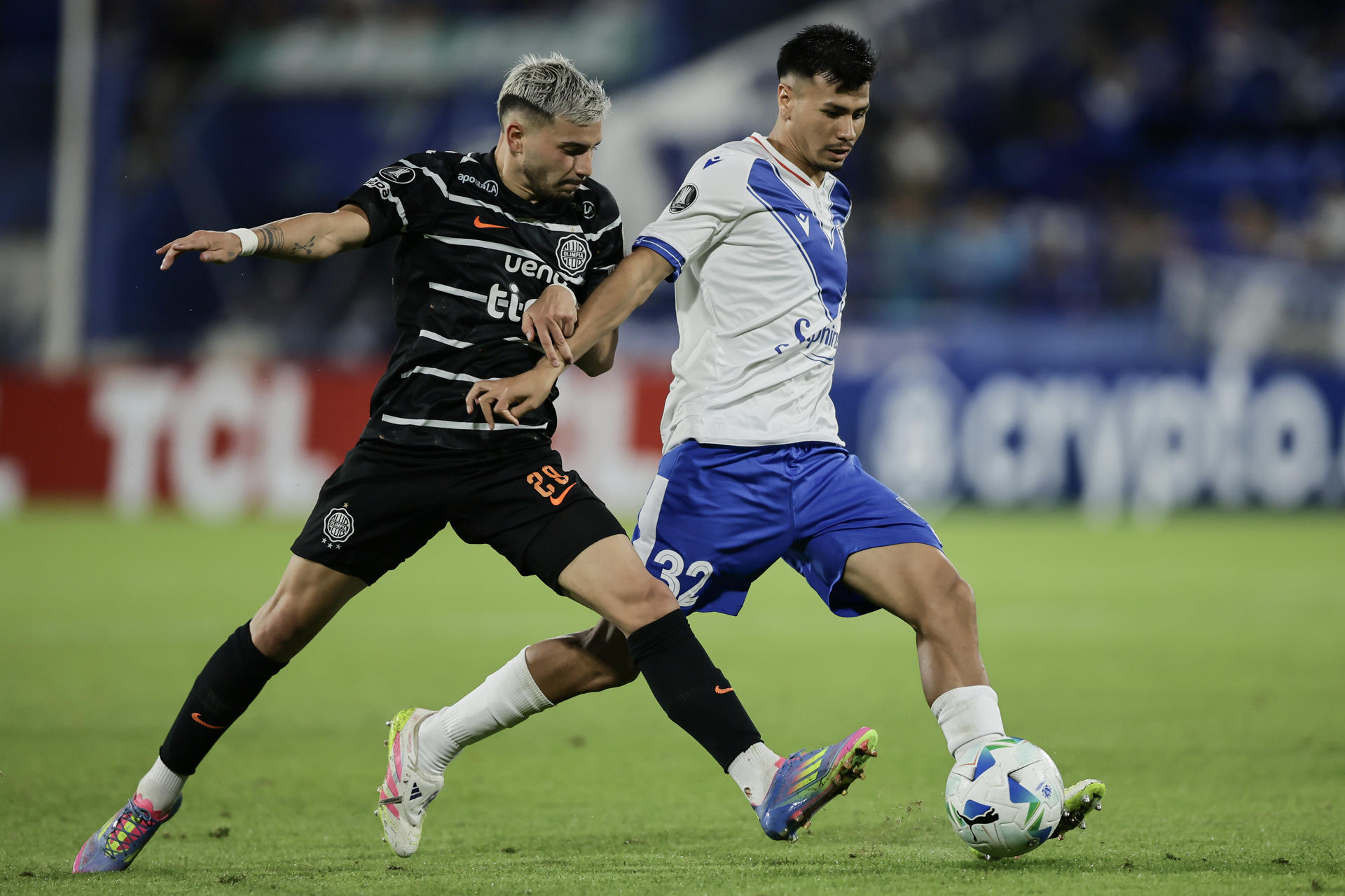 Christian Ordóñez (d) de Vélez disputa un balón con Iván Leguizamón de Olimpia en un partido de la fase de grupos de la Copa Libertadores. EFE/ Luciano González