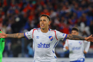 Christian Oliva anotó y con su gol le dio el triunfo por 1-0 al Nacional ante el Atlético Nacional en partido de la Copa Libertadores en el Gran Parque Central en Montevideo. EFE/Gastón Britos