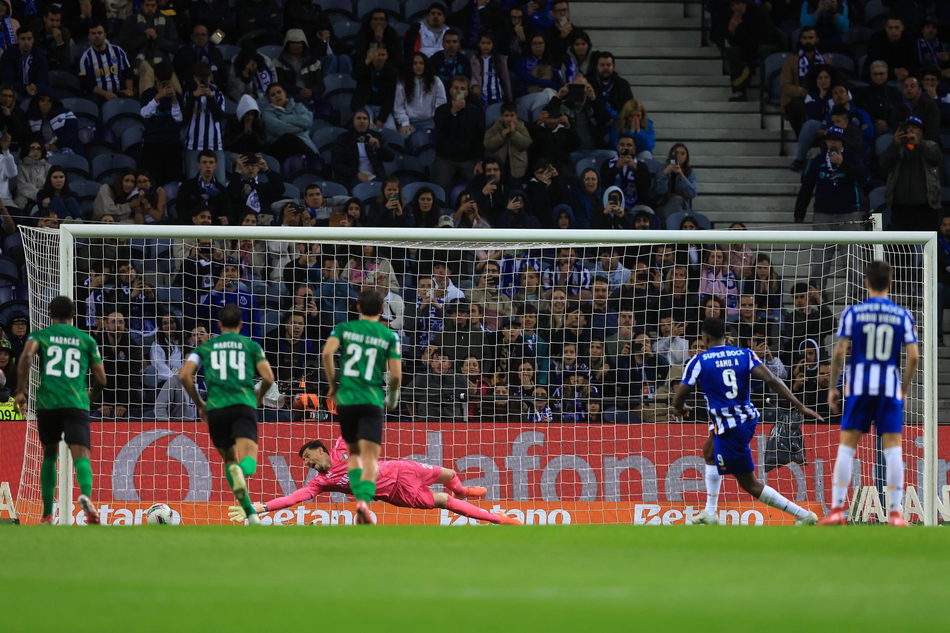 Samu marca un gol de penalti. EFE/EPA/JOSÉ COELHO