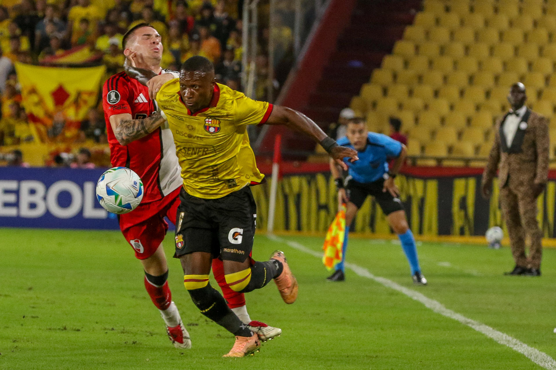Anibal Chalá (d) de Barcelona disputa el balón con Franco Mastantuono (i) de River durante un partido de la fase de grupos de la Copa Libertadores. EFE/ Jonathan Miranda