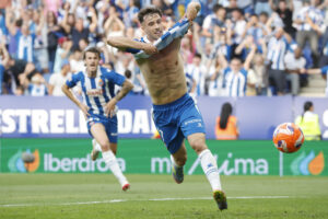 El delantero del Espanyol Javi Puado celebra tras marcar ante Las Palmas, durante el partido de LaLiga de fútbol que RCD Espanyol y UD Las Palmas disputaron en el RCDE Stadium, en Barcelona. EFE/Andreu Dalmau