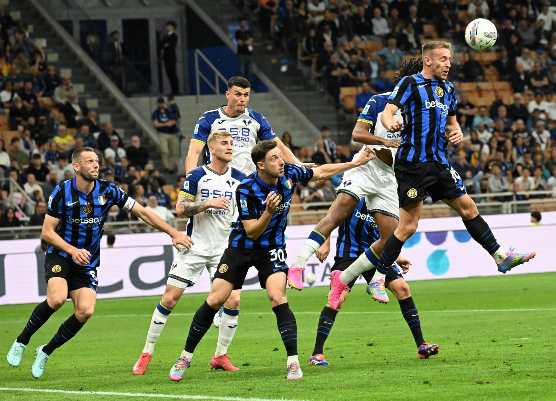 Davide Frattesi despeja un centro. EFE/EPA/DANIEL DAL ZENNARO