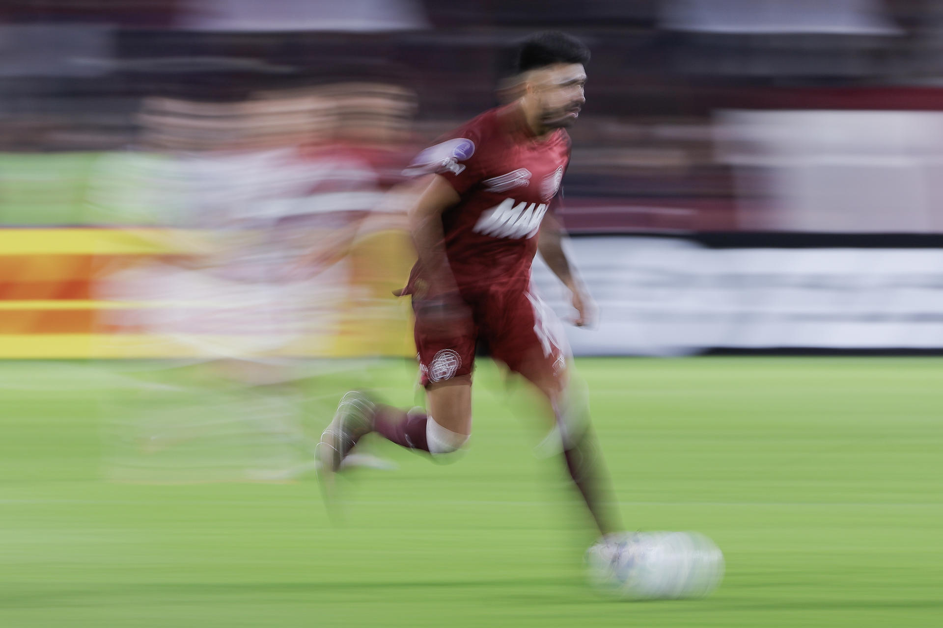 Marcelino Moreno de Lanús controla un balón este martes, en un partido de la fase de grupos de la Copa Sudamericana . EFE/ Juan Ignacio Roncoroni