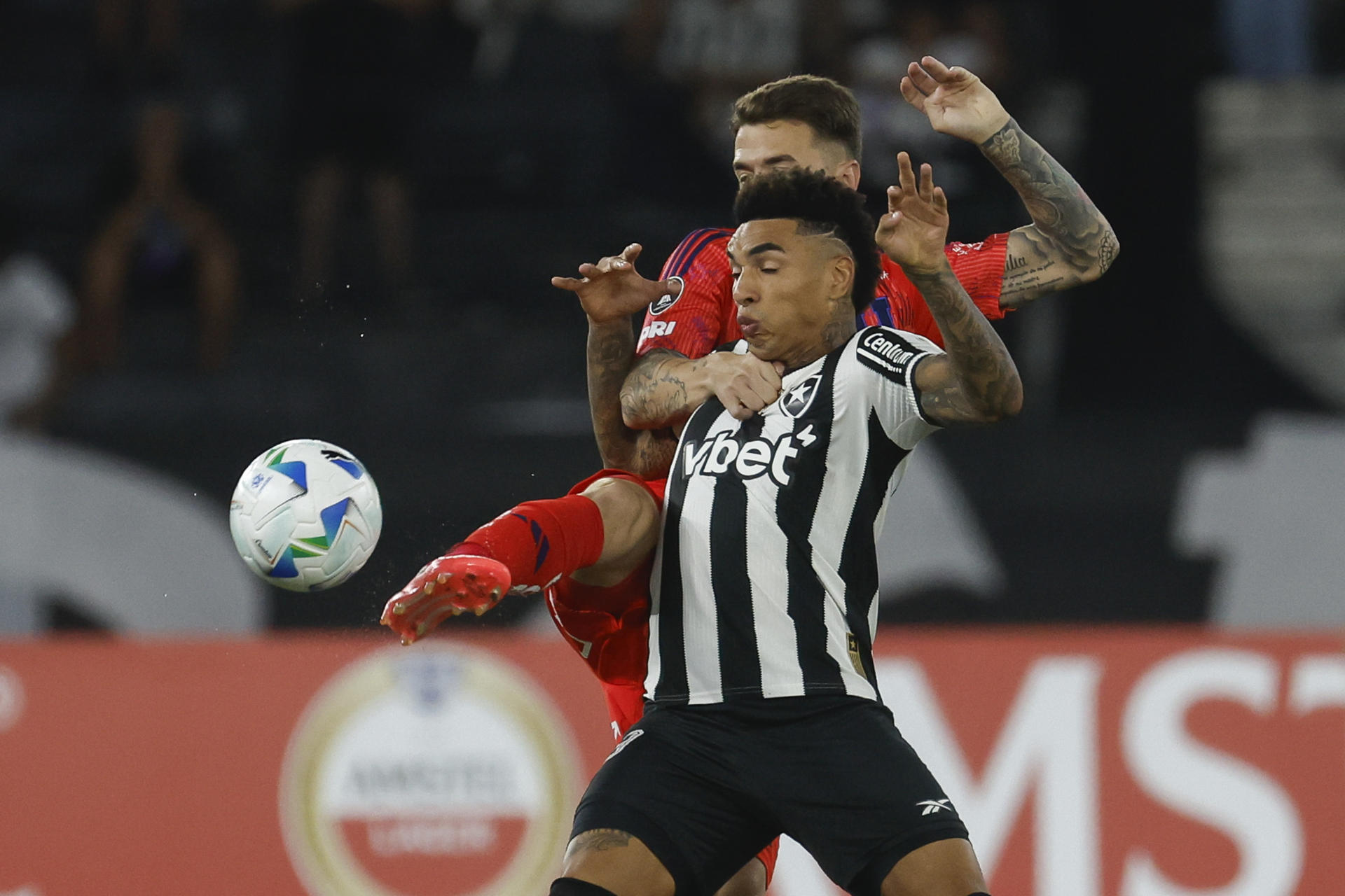 El campeón Botafogo vence a la Universidad de Chile y avanza a octavos