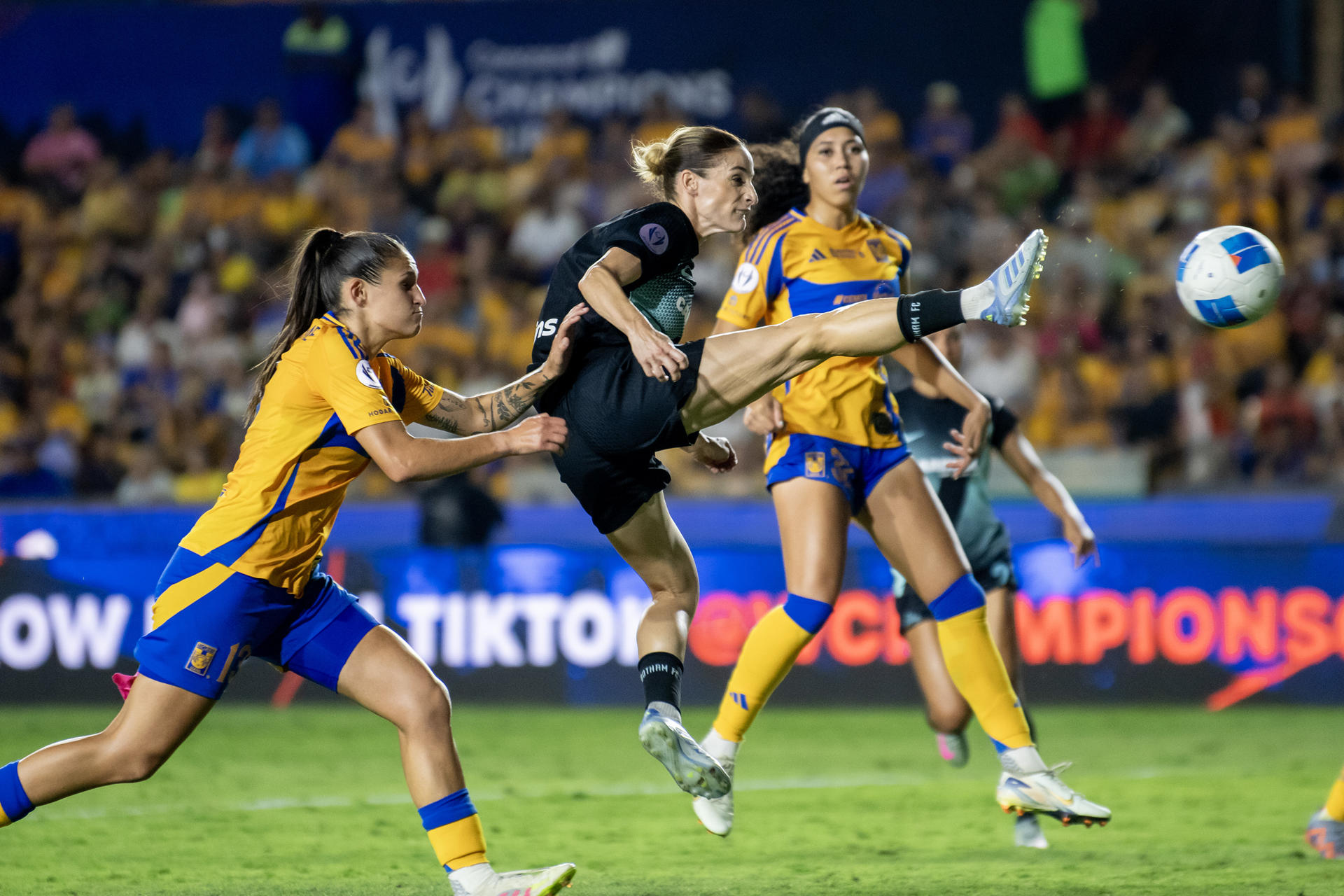 La defensora de Tigres Ana Seica (i) disputa el balón con la delantera española de Gotham, Esther Gonzalez, este sábado, durante la final de la Copa de Campeones de la Concacaf que conquistó el equipo estadounidense en el Estadio Universitario de la ciudad mexicana de Monterrey. EFE/ Miguel Sierra
