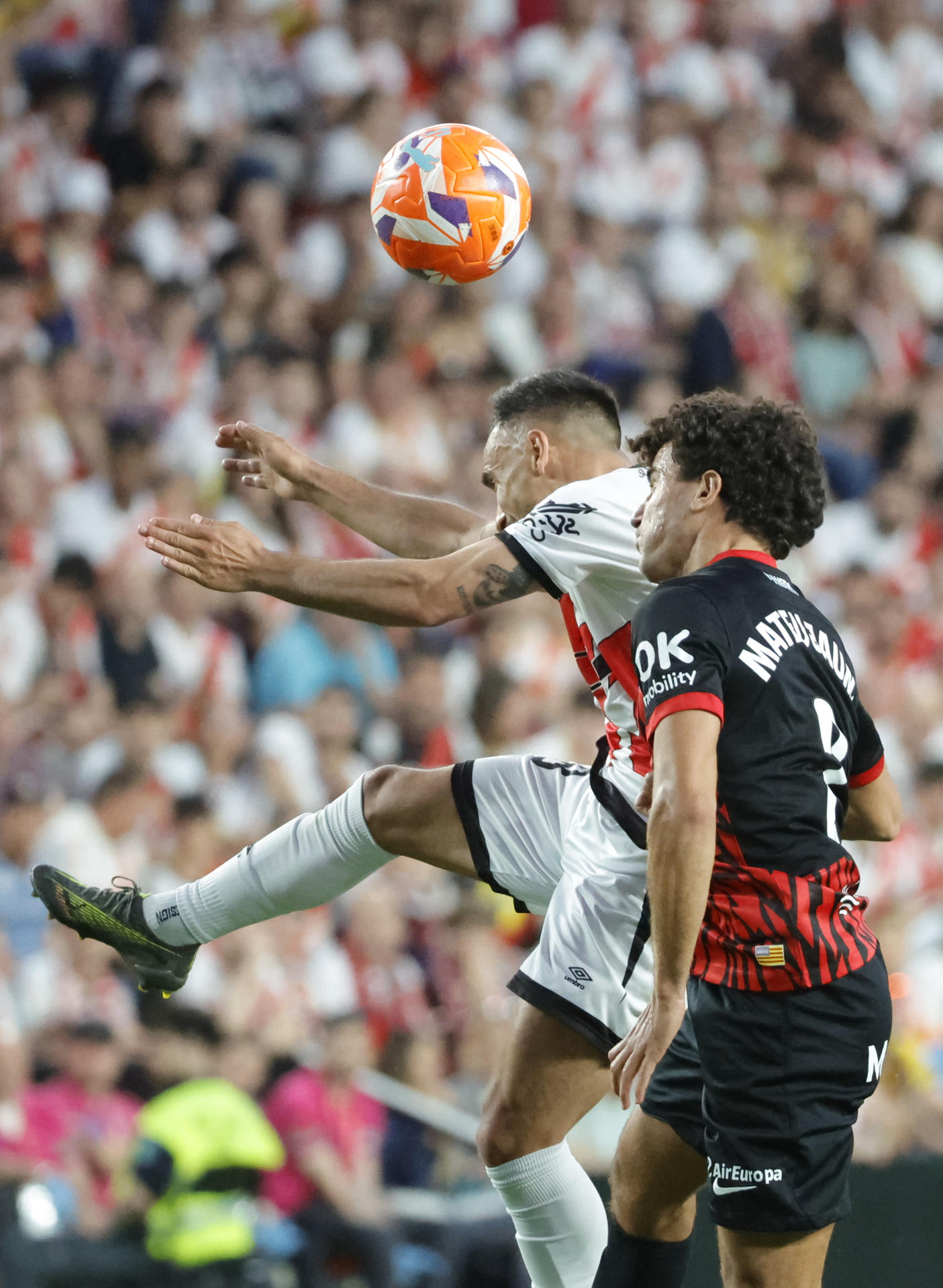El centrocampista del Rayo Alvaro García pelea un balón ante el defensa del Mallorca Mateu Morey (d) durante el partido de la jornada 38 de LaLiga EA Sports, entre el Rayo Vallecano y el Mallorca, en el Estadio de Vallecas, en Madrid. EFE/ Zipi Aragón