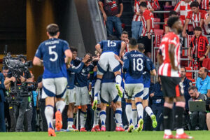 Los jugadores del Manchester United celebran el tercer gol de su equipo durante el partido de ida de las semifinales de la Liga Europa que Athletic Club y Manchester United disputan este jueves en el estadio de San Mamés, en Bilbao. EFE/Javier Zorrilla.