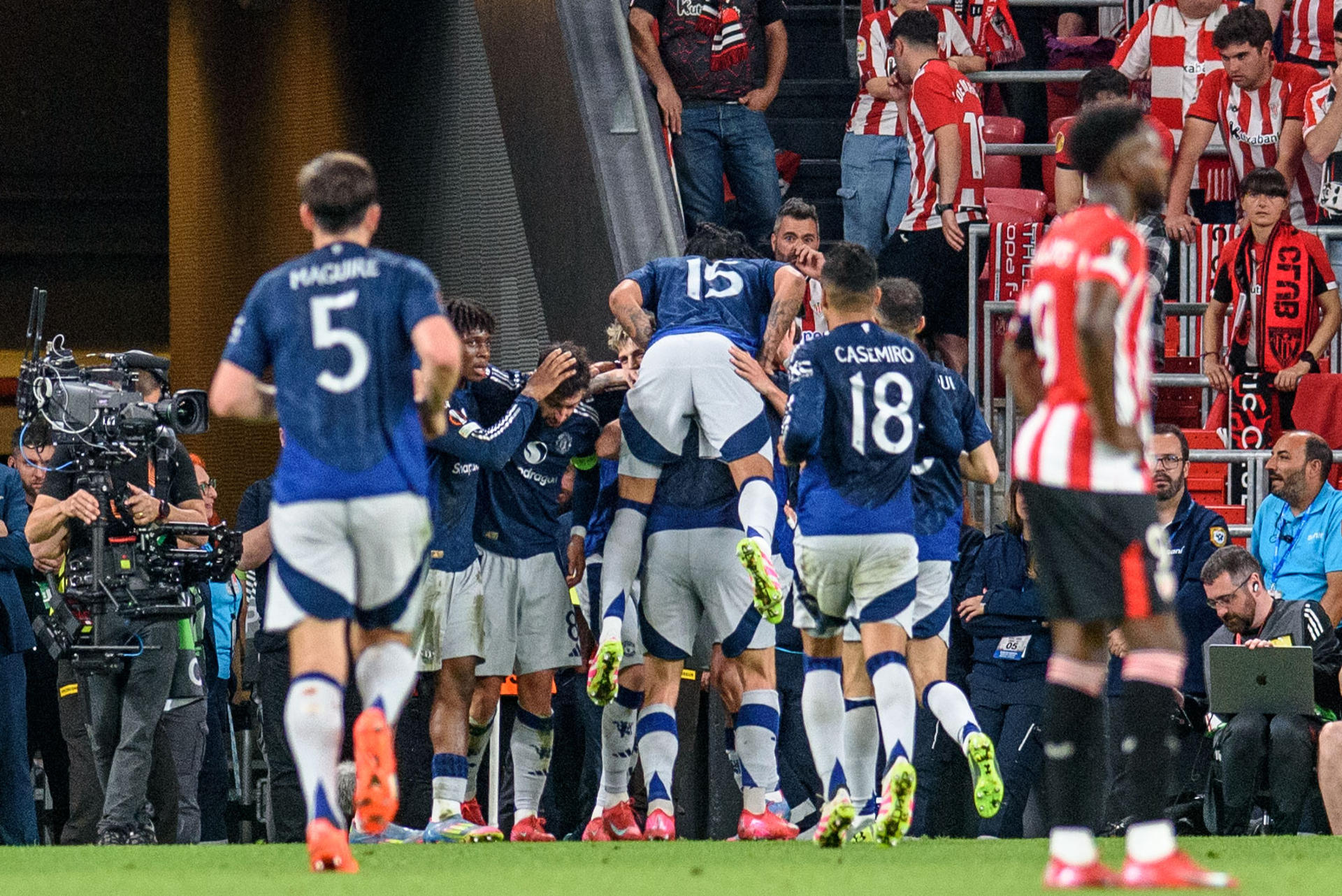 Los jugadores del Manchester United celebran el tercer gol de su equipo durante el partido de ida de las semifinales de la Liga Europa que Athletic Club y Manchester United disputan este jueves en el estadio de San Mamés, en Bilbao. EFE/Javier Zorrilla.