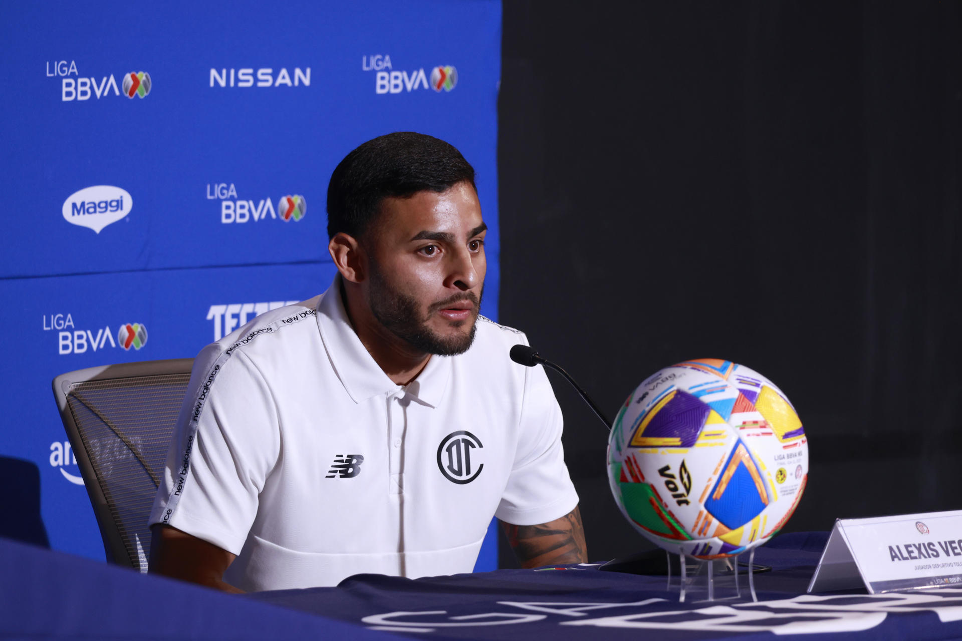 El delantero mexicano del Club Toluca, Alexis Vega, habla este miércoles durante una rueda de prensa en la ciudad de Toluca, en el Estado de México (México). EFE/Felipe Gutiérrez