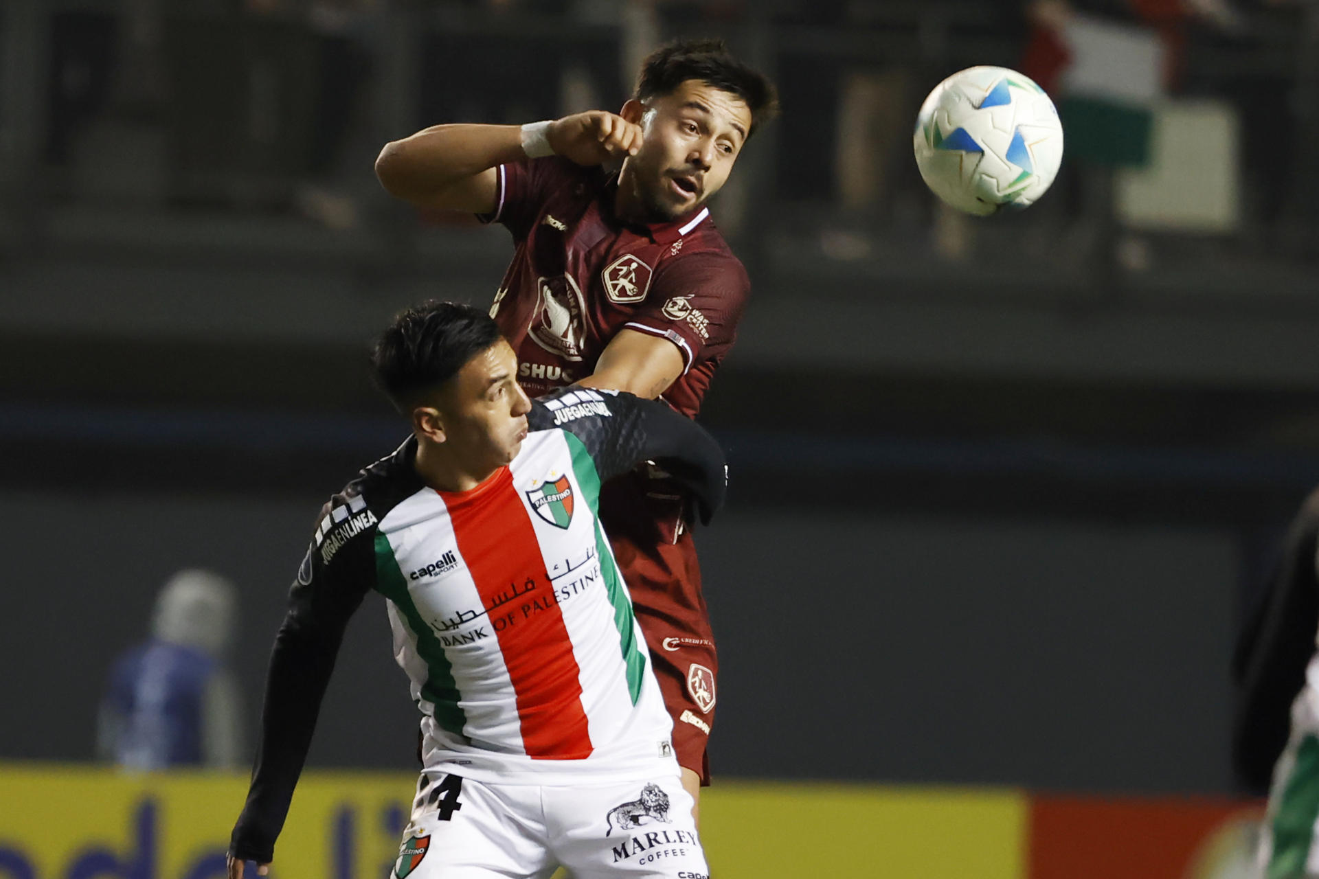 El delantero de Palestino Joe Abrigo (abajo) disputa el balón con el defensor de Mushuc Runa Esteban Dávila este miércoles, durante el partido de la última jornada de la Copa Sudamericana jugado en en el estadio Bicentenario de La Florida en Santiago. EFE/ Elvis González